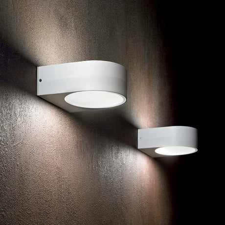 Wandleuchte Iko Ap1 Weiß an einer Wand, modernes Design mit sanfter Beleuchtung.