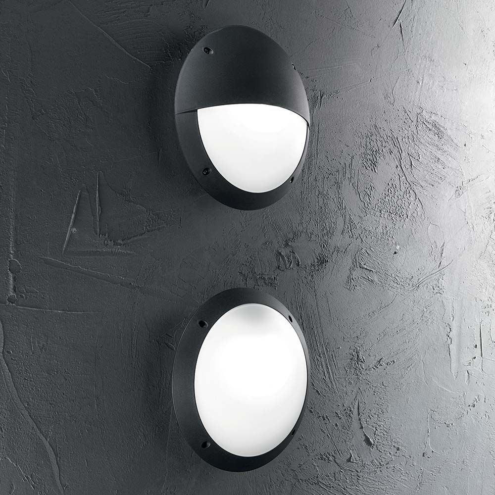 Wandleuchte Lucia-2 Ap1 Schwarz an einer Wand montiert, elegante und moderne Beleuchtung für jeden Raum.
