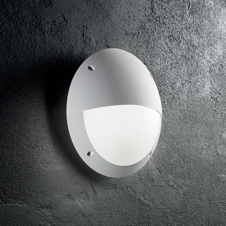 Wandleuchte Lucia-2 Ap1 Weiß an einer Wand, modern und elegant, ideal für jeden Raum.