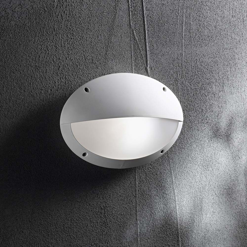 Wandleuchte Maddi-2 Ap1 Weiß an einer grauen Wand, modernes und stilvolles Design.