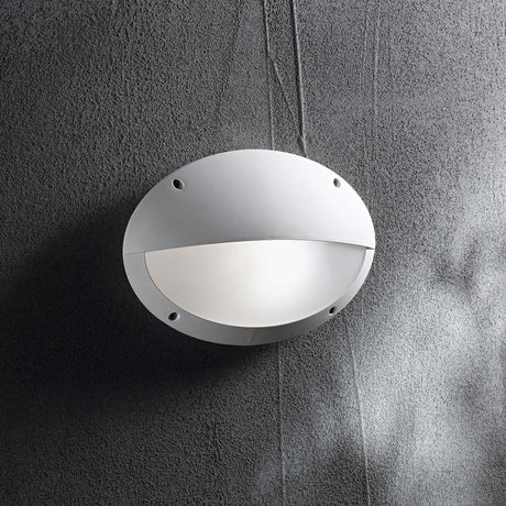 Wandleuchte Maddi-2 Ap1 Weiß an einer grauen Wand, modernes und stilvolles Design.