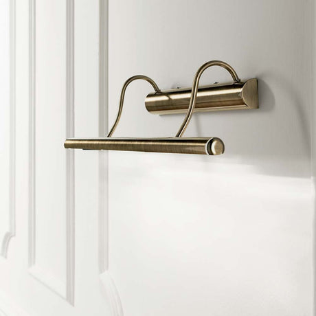 Vegglampe Mirror-10 Ap4 brunert montert på en vegg, elegant og moderne design.