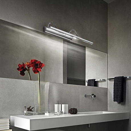Moderne Wandleuchte Mirror-10 Ap4 Chrom über einem Waschbecken im Badezimmer mit eleganten Dekorationen.