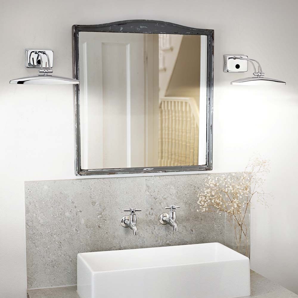 Wandleuchte Mirror-20 Ap2 Chrom über einem modernen Waschbecken mit Spiegel und stilvollem Design.