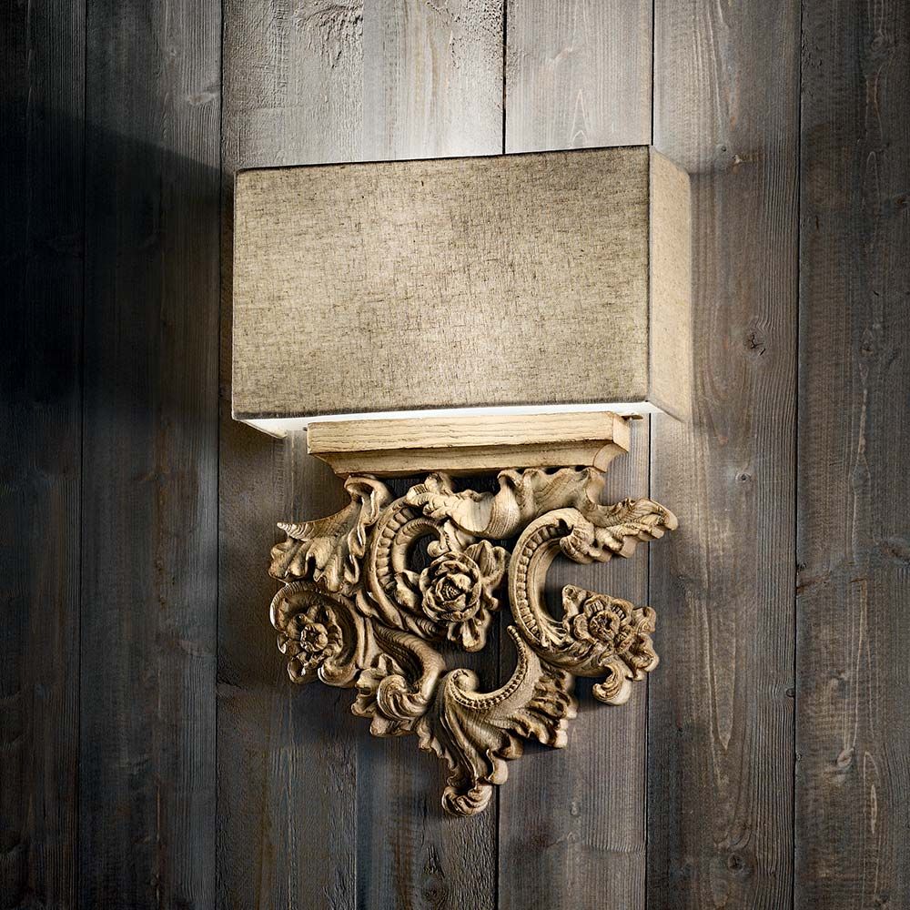 Elegante Wandleuchte Peter Ap2 mit kunstvollem Design auf Holzuntergrund.