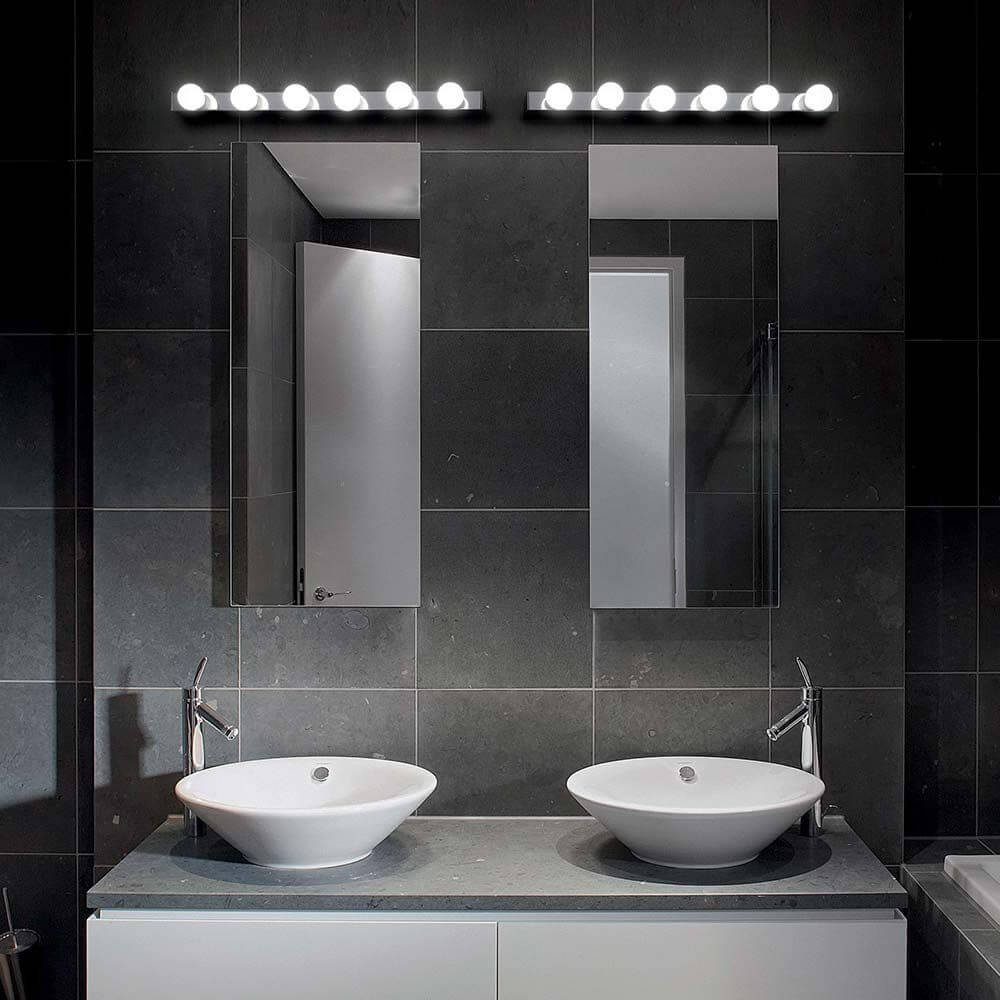 Wandleuchte Prive Ap6 Schwarz über zwei Waschbecken mit Spiegeln in modernem Badezimmer.