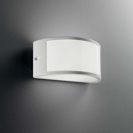 Vegglampe Rex-1 Ap1 Hvit montert på en grå vegg med moderne design.