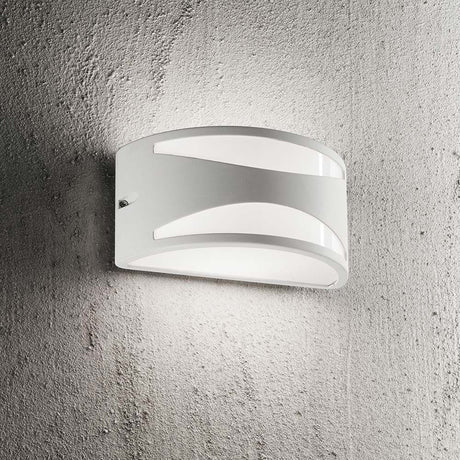 Wandleuchte Rex-3 Ap1 Weiß an einer grauen Betonwand montiert, stilvolles und modernes Design.