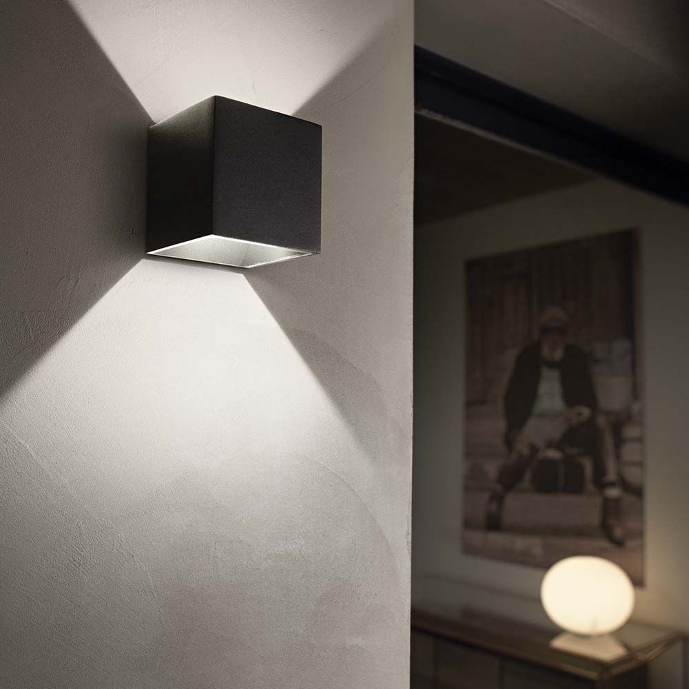 Wandleuchte Rubik Ap1 Schwarz an der Wand, modernes Design mit sanfter Beleuchtung.