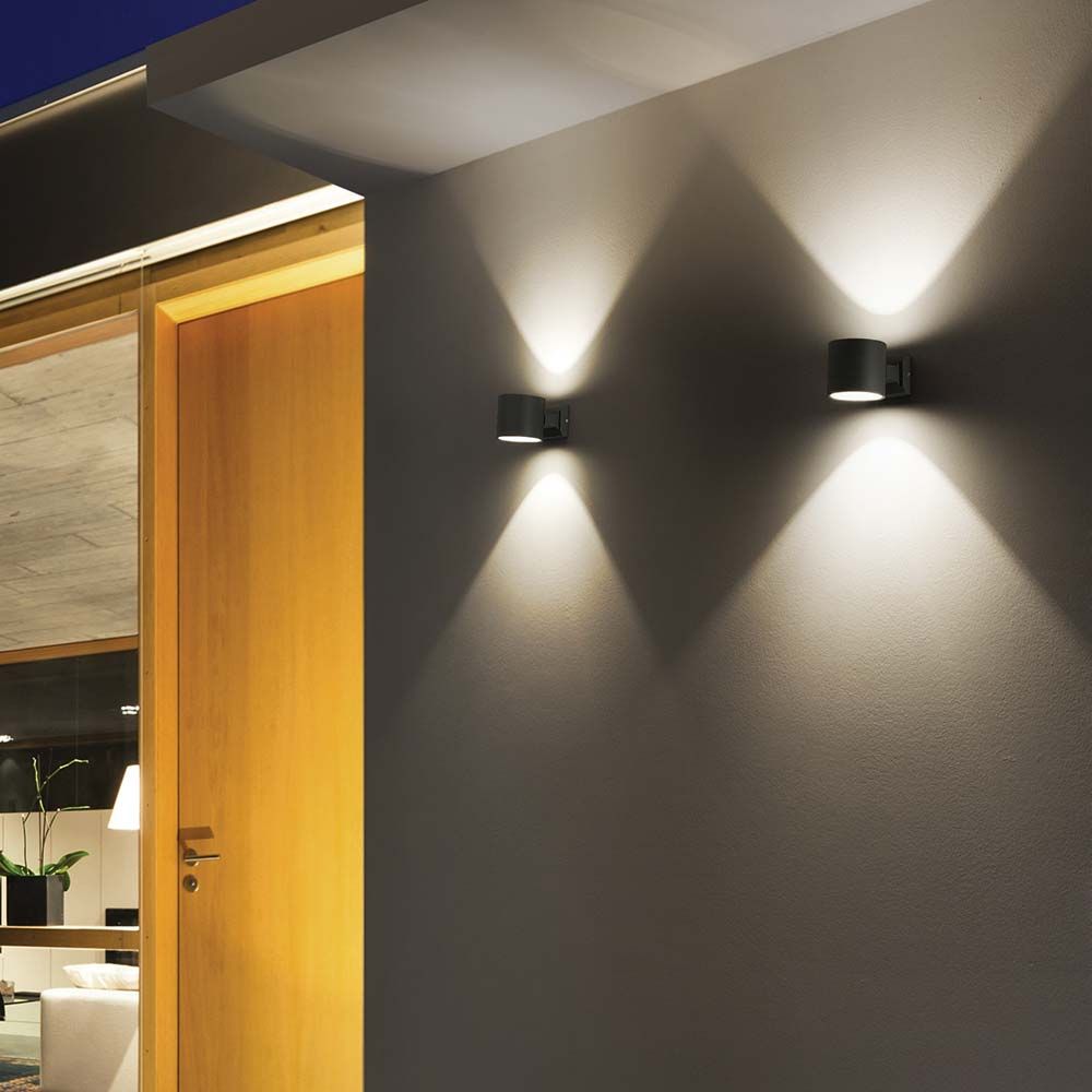 Wandleuchte Snif Rund Ap1 Anthrazit an einer modernen Wand mit sanftem Lichtstrahl.