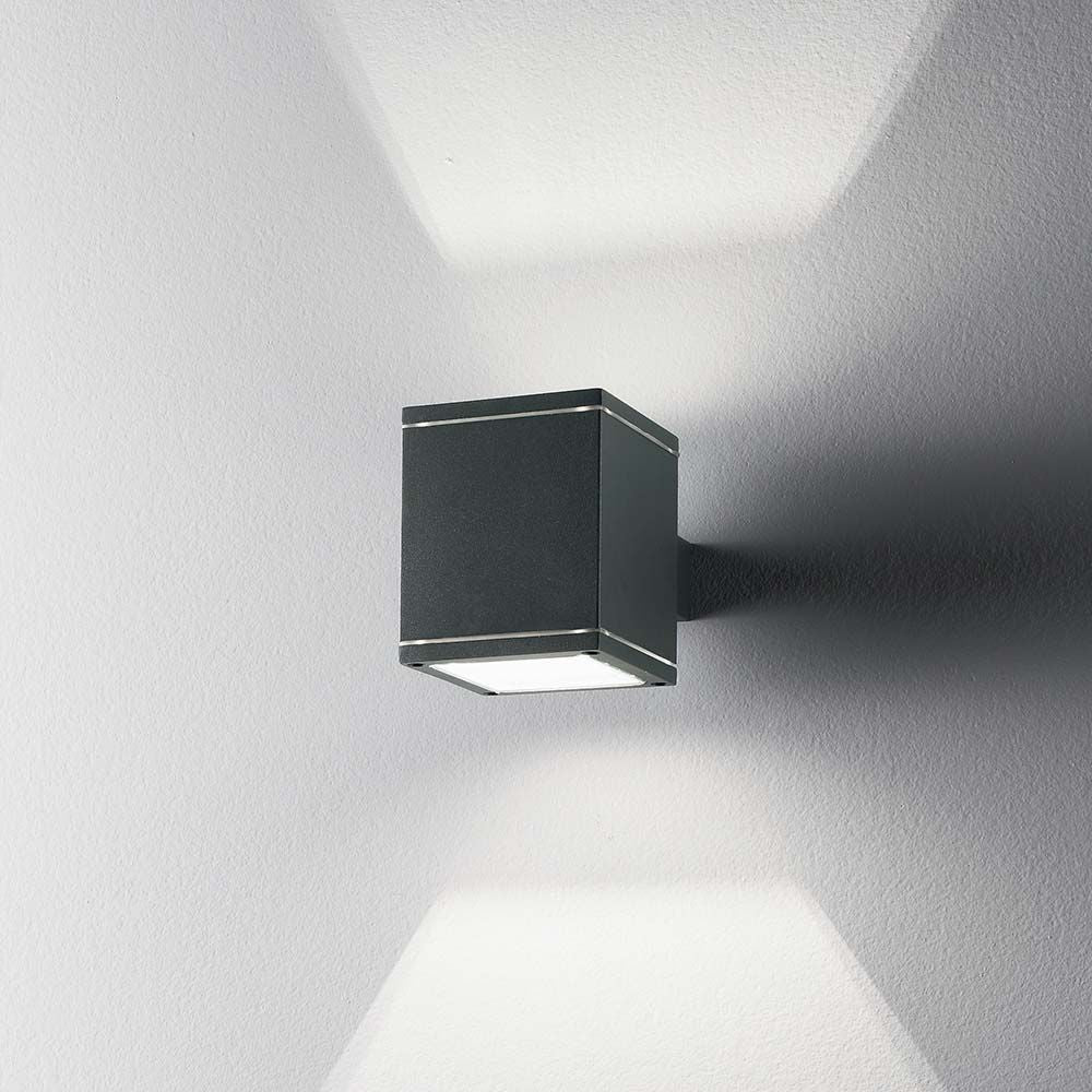 Wandleuchte Snif Square Ap1 Anthrazit an der Wand, modernes Design mit Schatteneffekten.