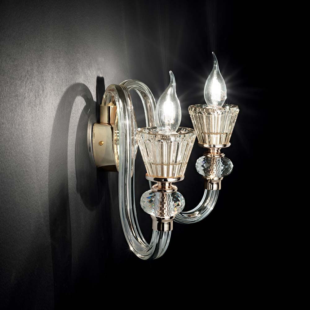 Wandleuchte Strauss Ap2 mit elegantem Design und funkelnden Glaselementen an der Wand.