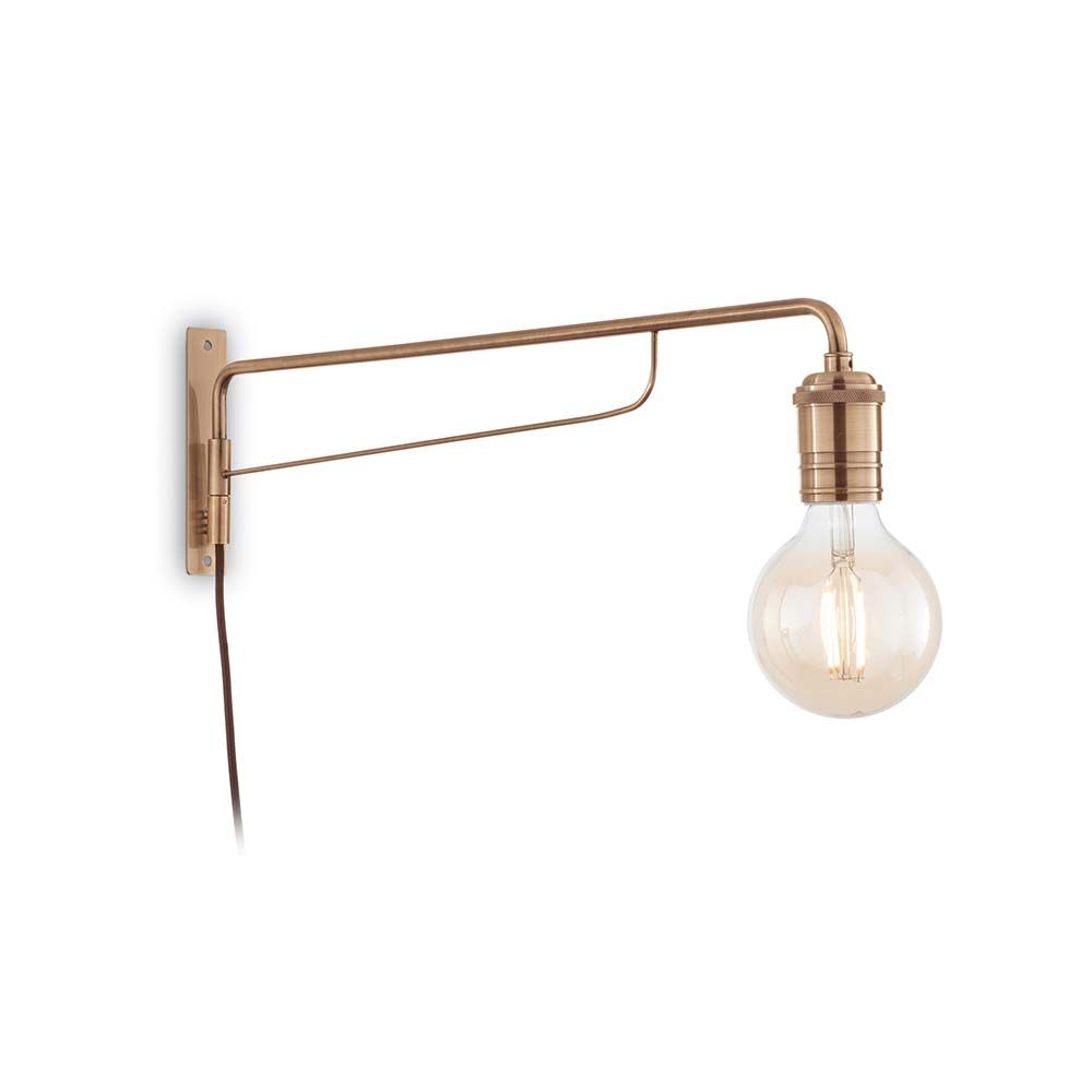 Wandleuchte Triumph Ap1 mit goldfarbenem Wandarm und freiliegender Glühbirne.