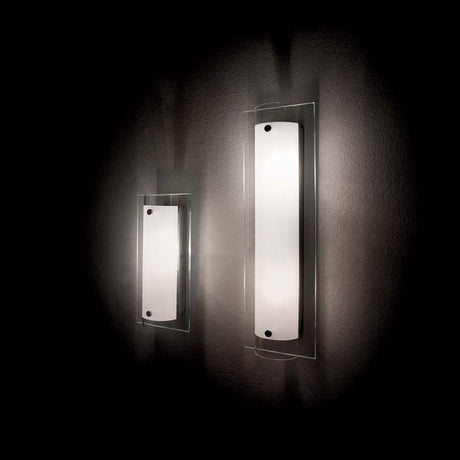 Tudor Ap2 wall light in modern design, wall-mounted, with a smooth, elegant finish.