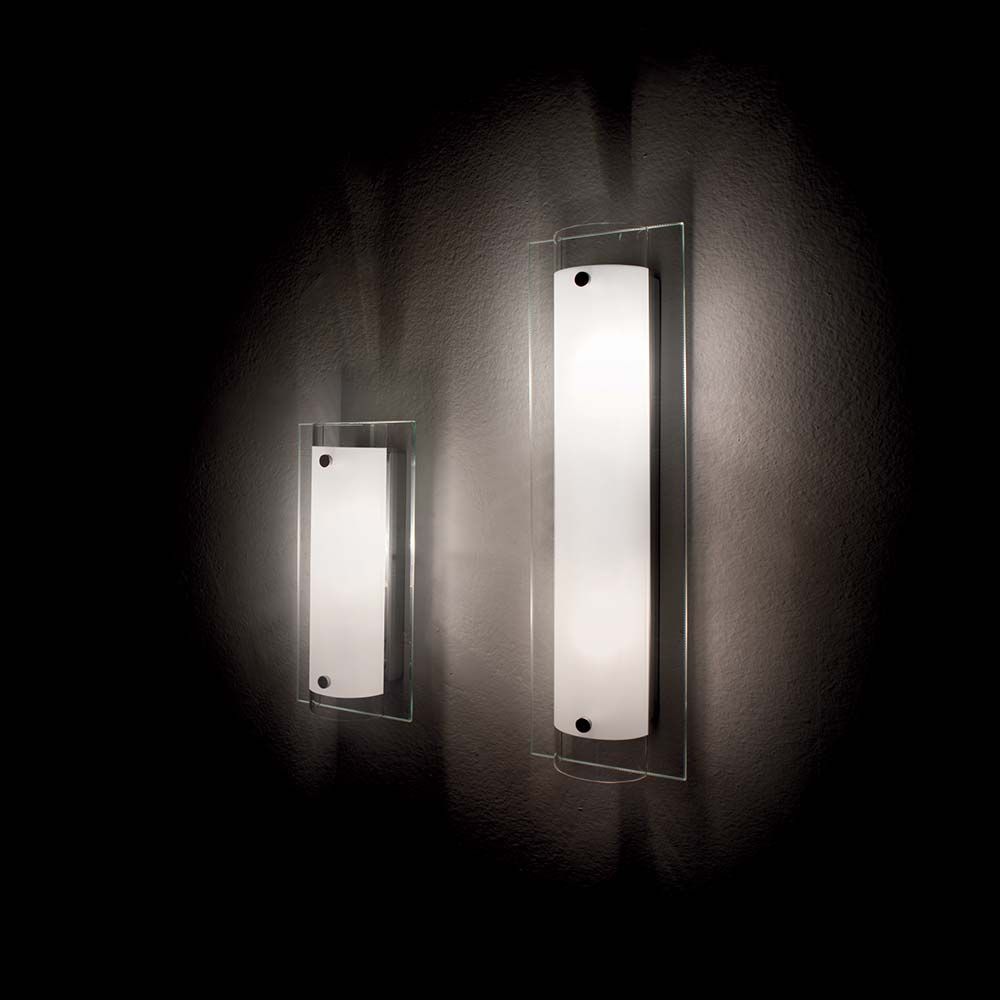 Wandleuchte Tudor Ap2 in modernem Design, an einer Wand montiert, mit glattem, elegantem Finish.
