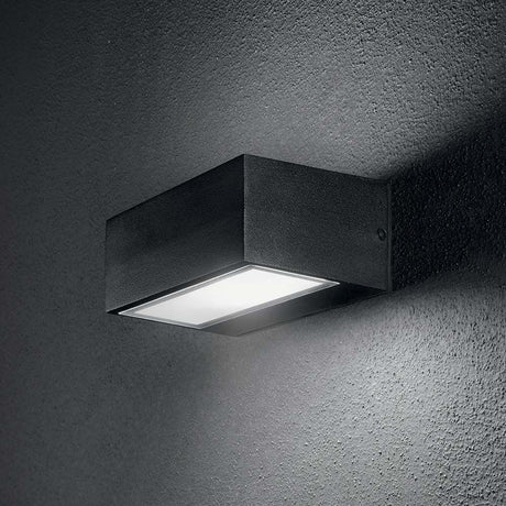 Wandleuchte Twin Ap1 Schwarz an der Wand montiert, modern und elegant für jeden Raum.