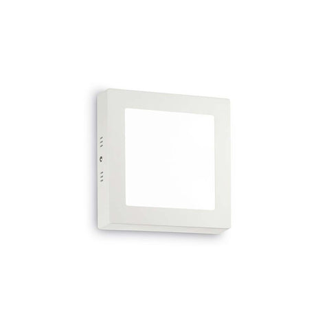 Vegglampe Universal 12W Square hvit i elegant design, perfekt for moderne interiører.