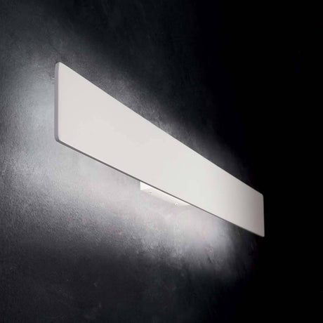 Wandleuchte Zig Zag Ap22 Weiß an einer dunklen Wand montiert, modernes und elegantes Design.