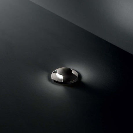 Way luminaire d’encastrement de sol IP67 sur un fond sombre avec une douce lueur lumineuse.