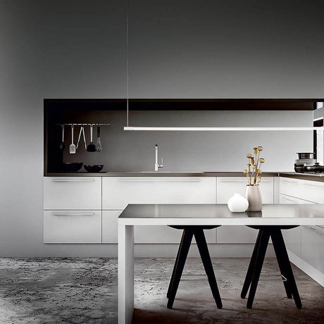 Yoko LED pendellampe 146 cm over et moderne kjøkkenbord med minimalistisk innredning.