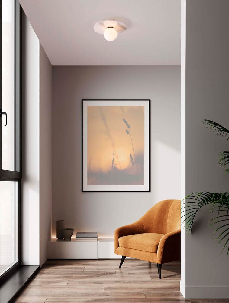 Idor Deckenleuchte Ø 30cm G9 Marmor in einem modernen Wohnraum mit orangefarbenem Sessel