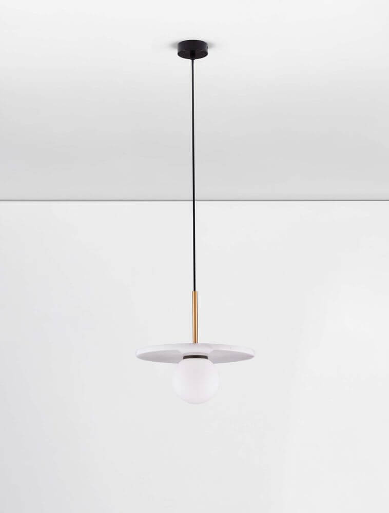 Idor Pendelleuchte Ø 30cm G9 Marmor in modernem Design mit schwarzem Kabel und goldenen Akzenten.