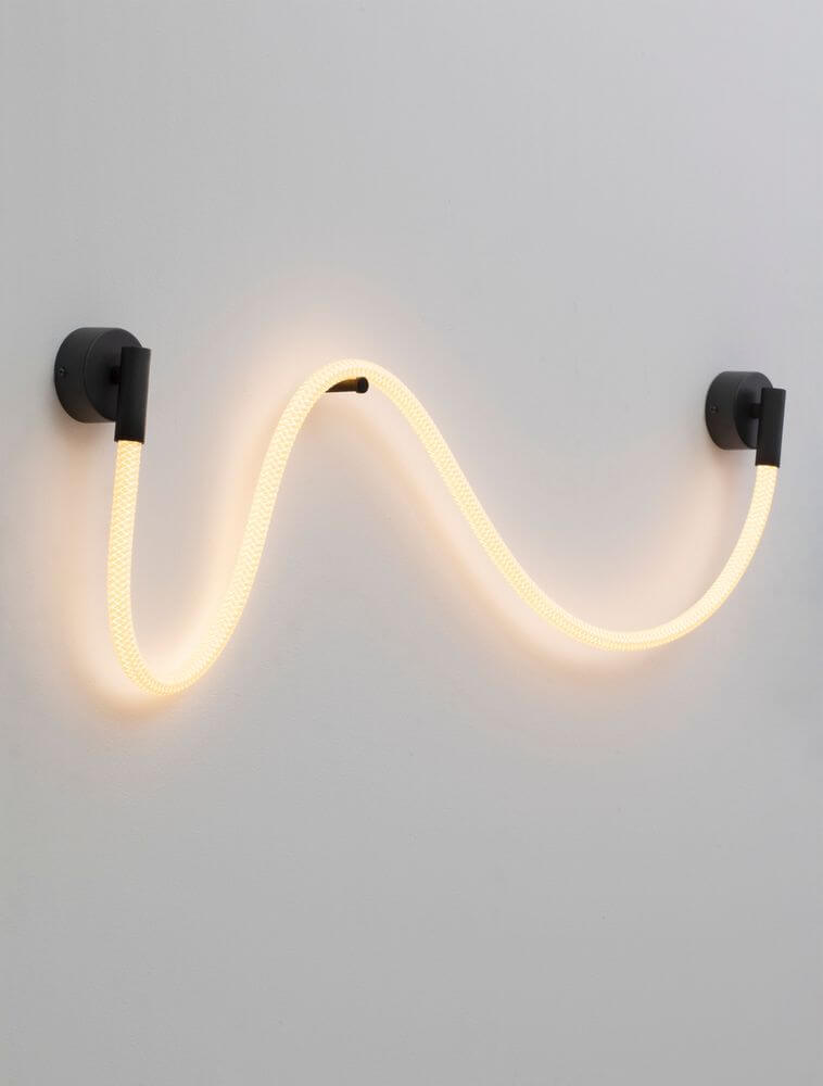 Ilane LED Wandleuchte Geschwungen 3000K Schwarz an einer Wand installiert, modernes und elegantes Design.