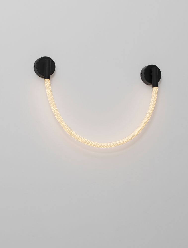 Ilane LED Wandleuchte Halbrund 3000K Schwarz, modernes Design mit eleganten Linien und warmem Licht.