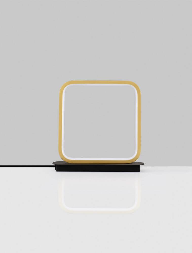 Imar LED Tischleuchte 3200K Schwarz, Gold auf einem Tisch mit reflektierender Oberfläche.