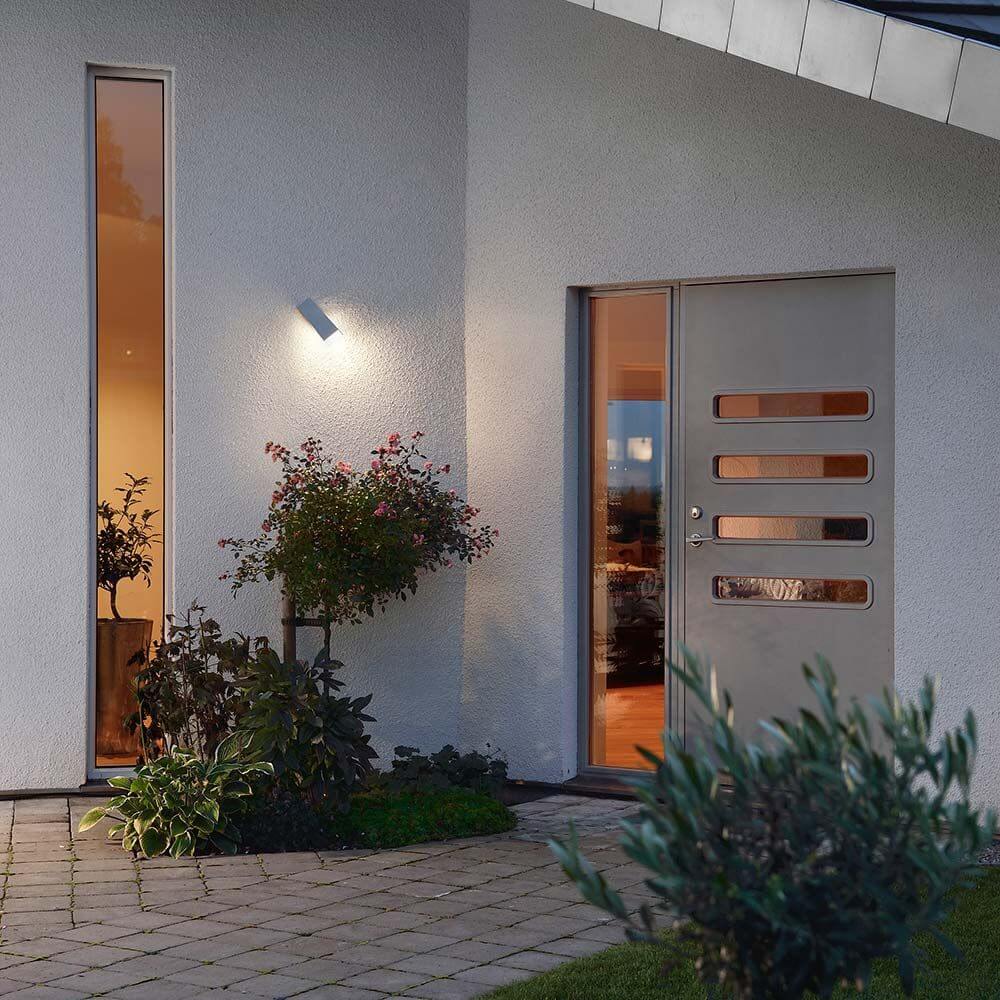 Imola LED Außen-Wandleuchte Style Design Grau, opales Acrylglas an einer modernen Hauswand.
