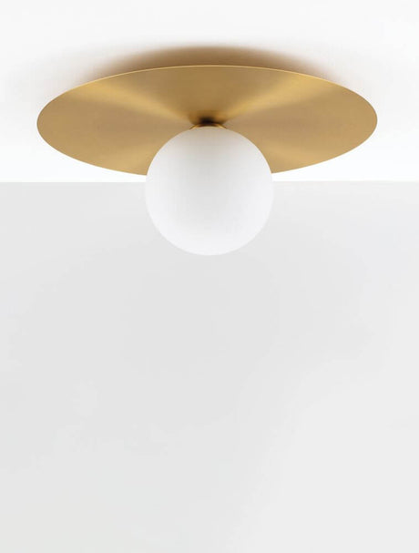 Plafonnier Indigo Or, Blanc de forme ronde et au design minimaliste sur plafond blanc.