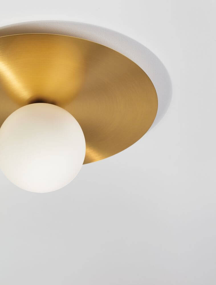 Indigo Deckenleuchte Gold, Weiß mit modernem Design und elegantem goldenen Lampenschirm.