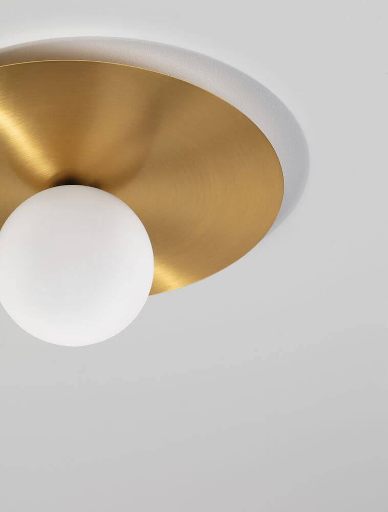 Indigo Deckenleuchte Gold, Weiß mit minimalistischen Design und glamourösem Gold-Unterton.