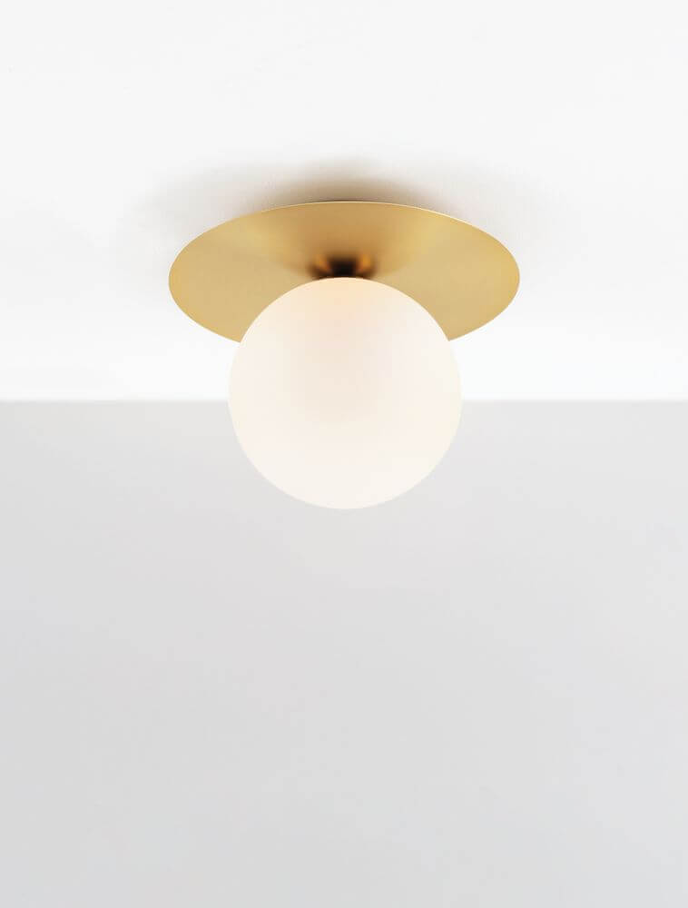 Indigo Deckenleuchte Gold, Weiß mit elegantem, abgerundetem Design und glamourösem Gold-Unterton.