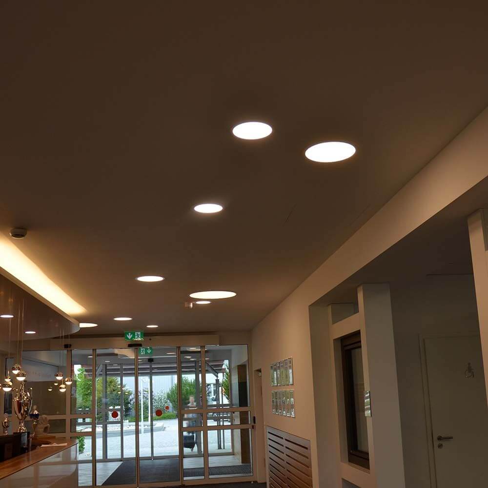 Indirektes Aufbau LED-Panel 350lm Ø 10,5cm Neutralweiß im modernen Innenraum.