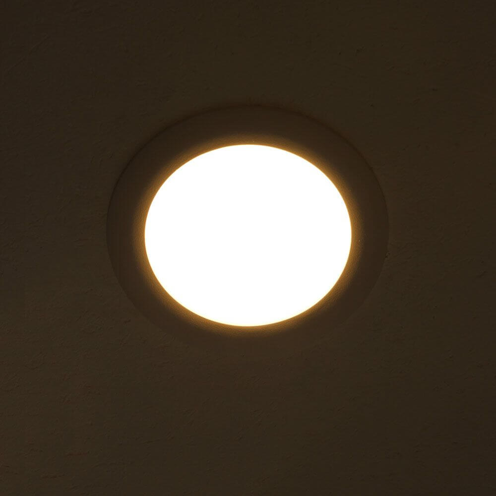 Indirektes LED-Panel mit warmem Licht, Ø 17,3cm, dimmbar, ideal für moderne Wohnräume und Büros.