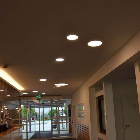 Indirektes LED-Einbaupanel in einem modernen Raum mit heller Beleuchtung, ideal für Wohn- und Büronutzung.