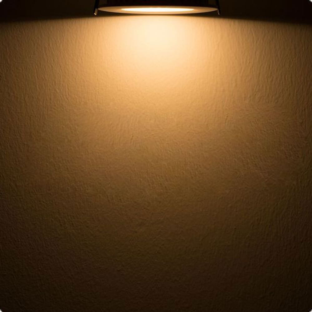 Indirektes LED-Panel mit warmem Licht auf einer strukturierten Wand, ideal für gemütliche Wohnräume.