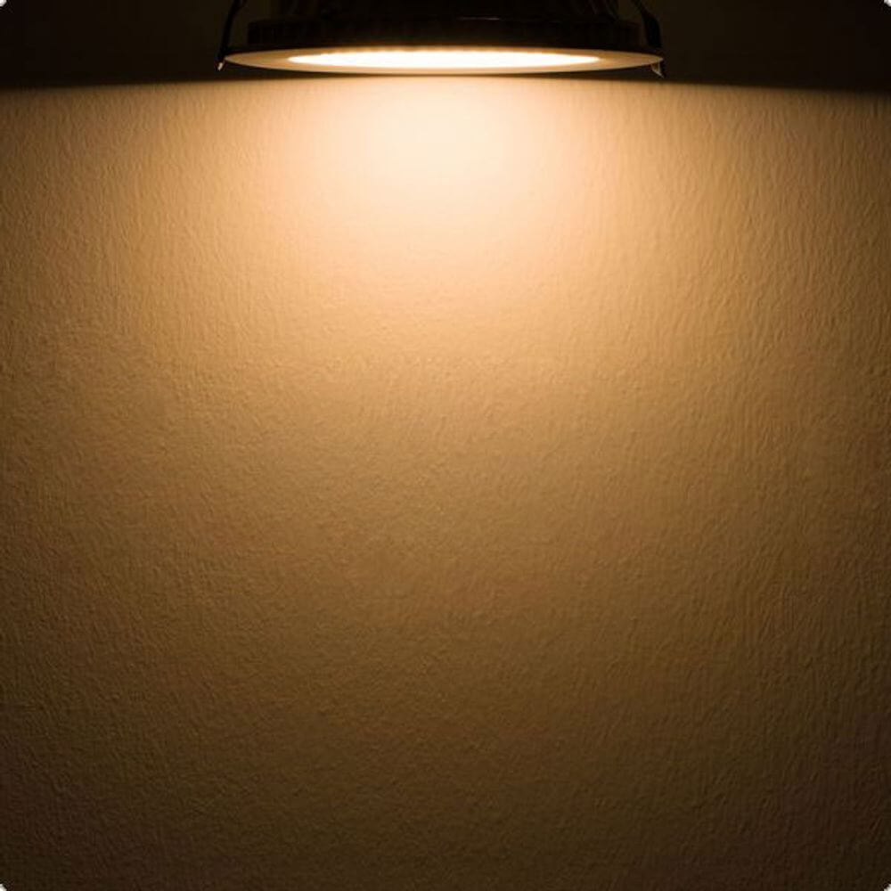Indirektes LED-Panel mit warmer Lichtfarbe auf hellem Wanduntergrund, ideal für moderne Räume.