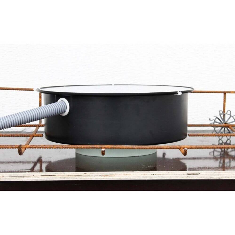 Individuelle Leuchten-Einbaudose XXL Ø 310mm für Betonbau auf einem Schalungsgerüst.