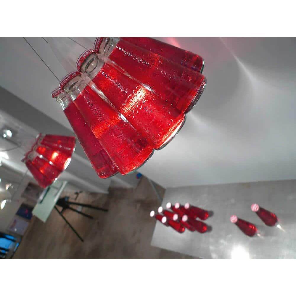 Ingo Maurer Campari Light Lampada a sospensione rossa con bottiglie di Campari-Soda rosse come paralume.