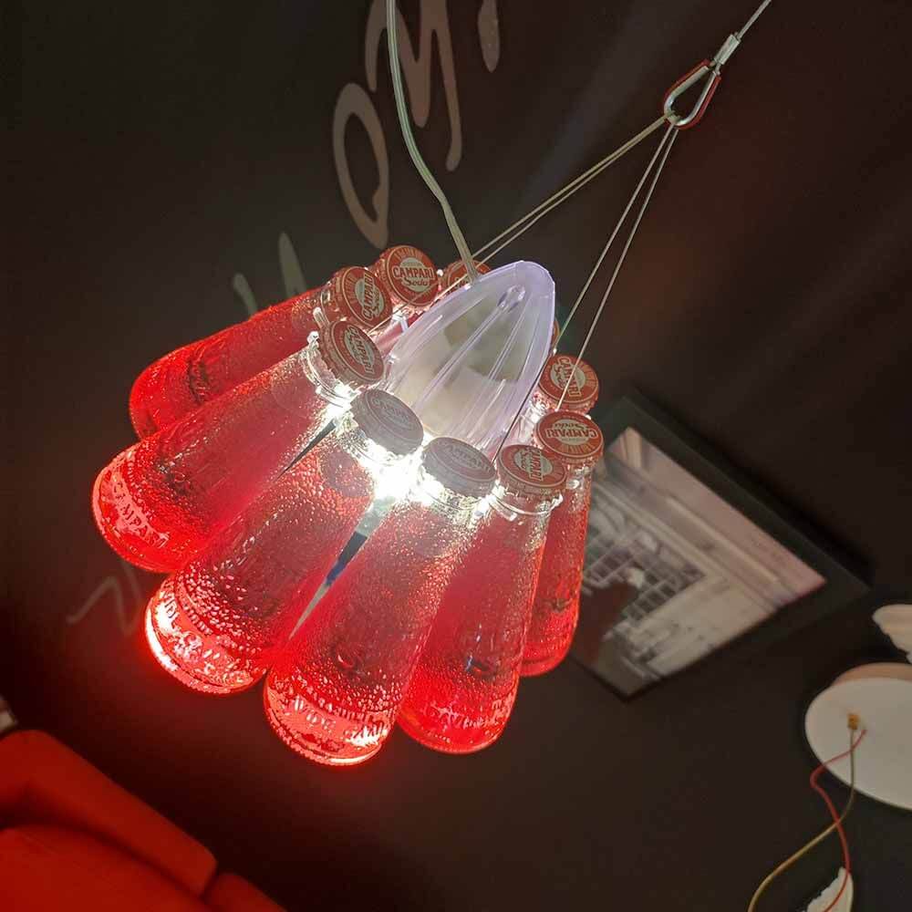Ingo Maurer Campari Light Lampada a sospensione rossa con vere bottiglie di Campari-Soda come paralume.