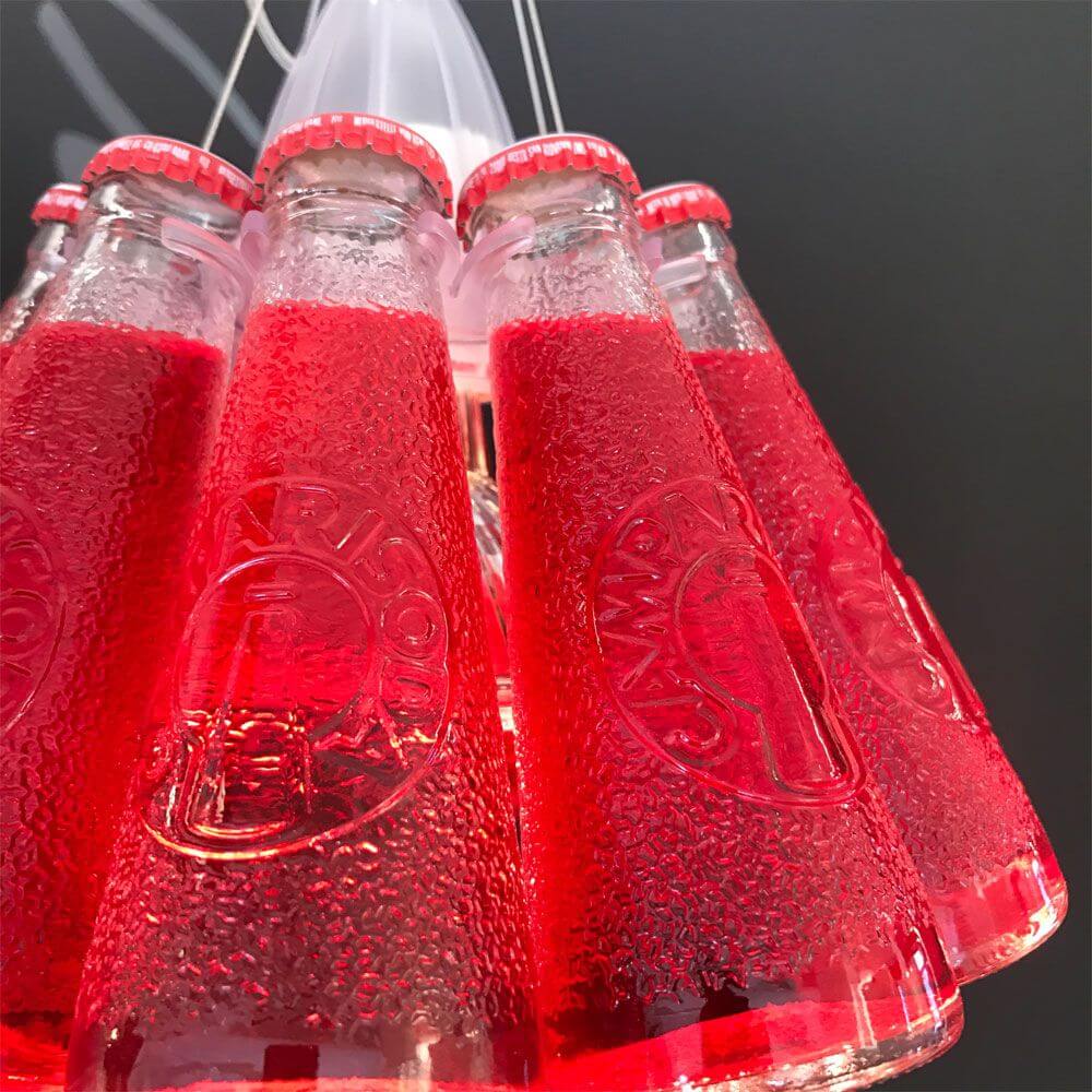 Ingo Maurer Hängelampe Campari Light Sonderlänge 400cm mit leuchtenden Campari-Soda-Flaschen im Lampenschirm.