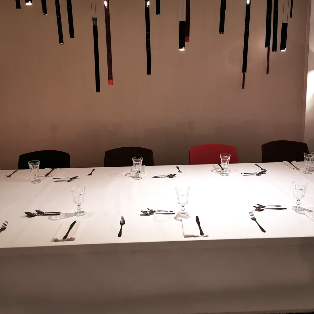 Eleganter Tisch mit Besteck und Gläsern, dekoriert für ein gehobenes Essen.