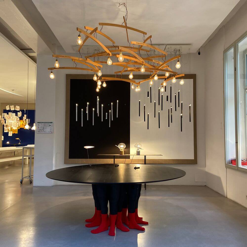 Ingo Maurer Flying Flames Element LED in modernem Interieur mit kreativer Beleuchtung.