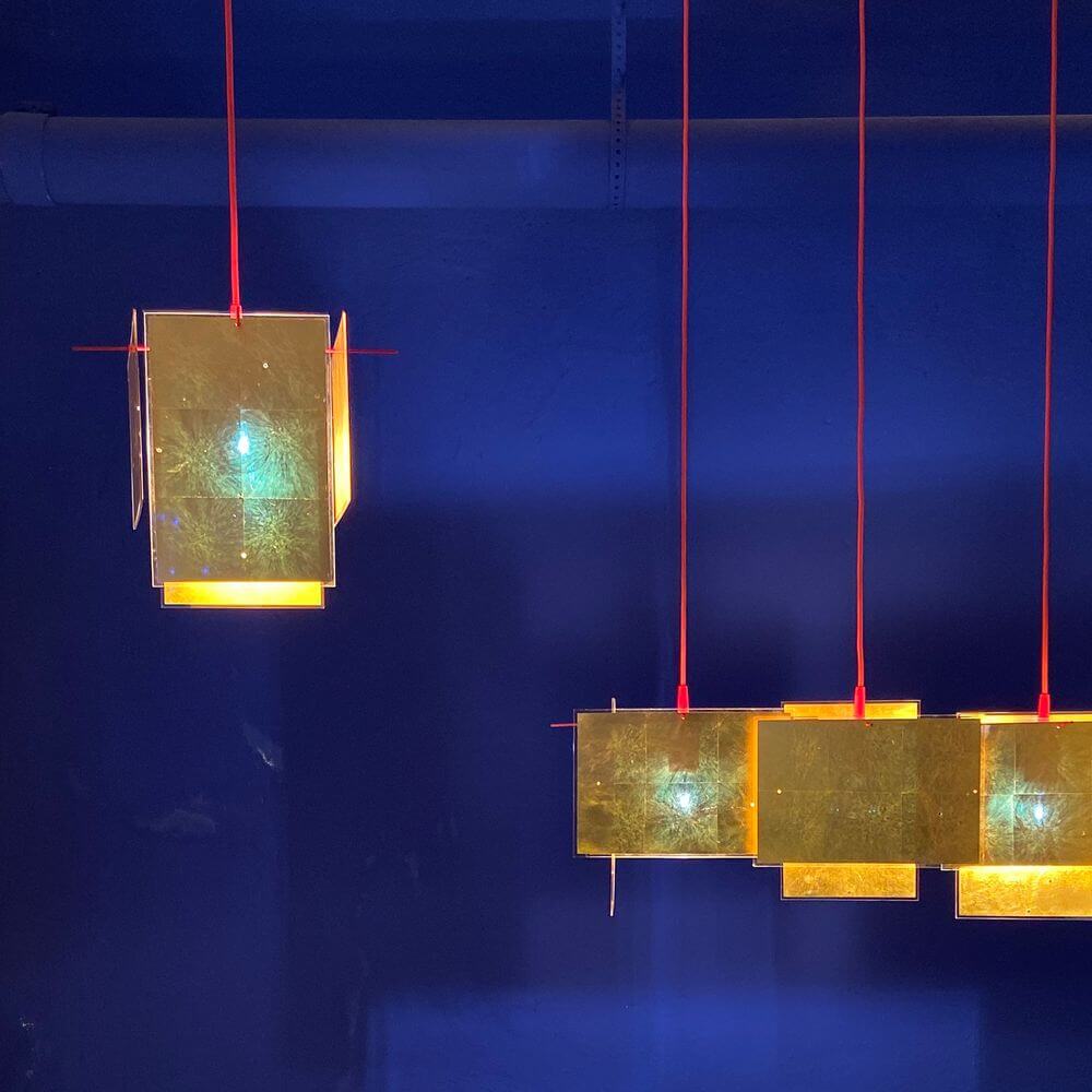 Ingo Maurer Hängelampe 24 Karat Blau, elegante Leuchten mit warmem Licht und filigranem Blattgold-Design.