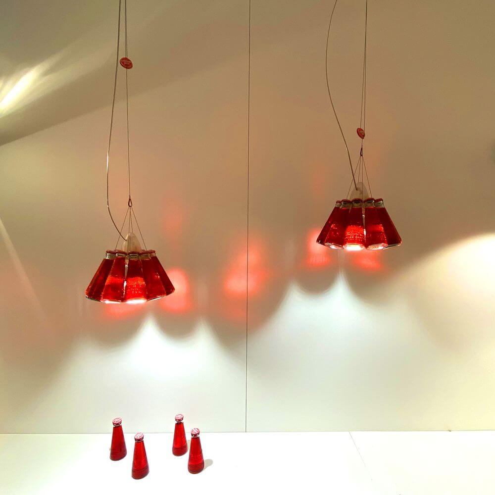 Ingo Maurer Hängelampe Campari Light Sonderlänge 400cm mit Campari-Soda-Flaschen als Lampenschirm.