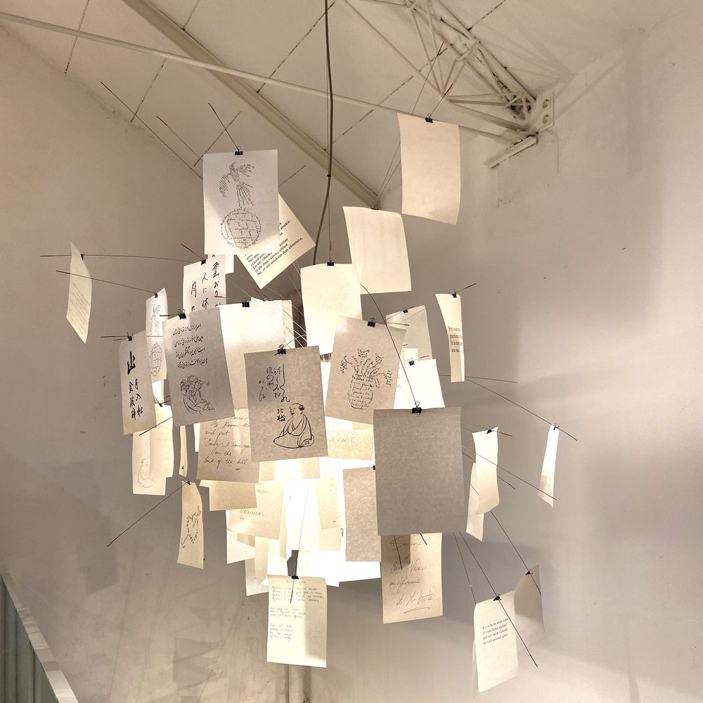 Hängelampe Ingo Maurer Zettel'Z A5 mit japanischem Papier und originellen Sprüchen in modernem Design.