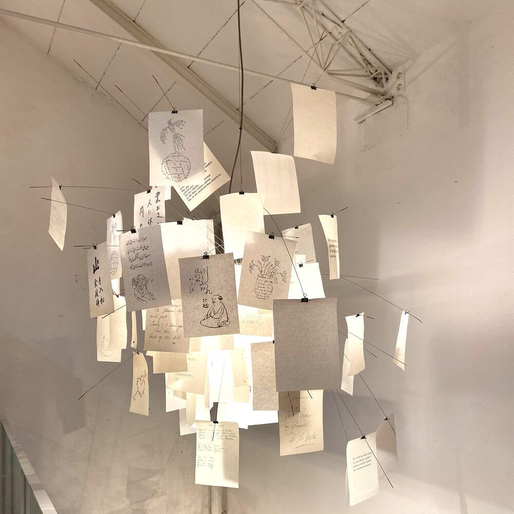 Ingo Maurer Hängelampe Zettel'Z A5 mit 70 Blättern aus Japanpapier und originellen Sprüchen.