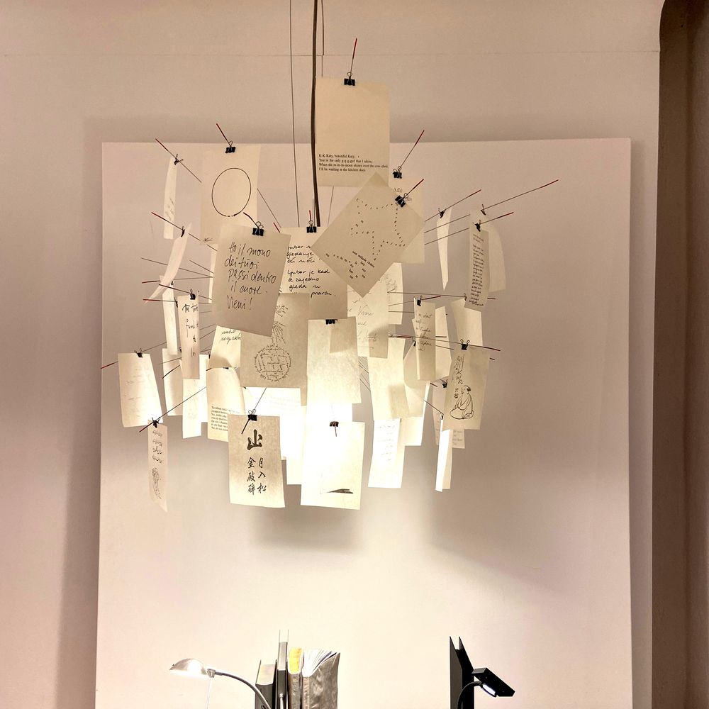 Ingo Maurer Hängelampe Zettel'z A5 mit Japanpapier und originellen Sprüchen, modernes Design für individuelle Beleuchtung.